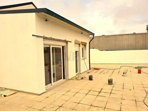 Moradia de R/Chão T2+1 c/ 790m² (Terraço/Jardim/Quintal) - Vila Nova de Gaia