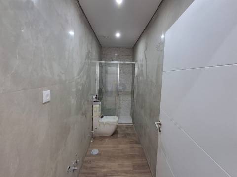 Moradia de R/Chão T2+1 c/ 790m² (Terraço/Jardim/Quintal) - Vila Nova de Gaia