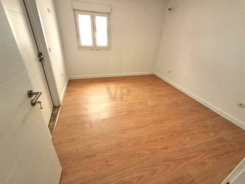 Moradia de R/Chão T2+1 c/ 790m² (Terraço/Jardim/Quintal) - Vila Nova de Gaia