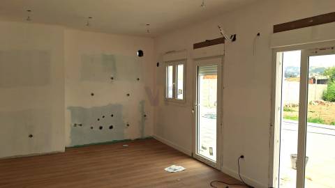 Moradia de R/Chão T2+1 c/ 790m² (Terraço/Jardim/Quintal) - Vila Nova de Gaia