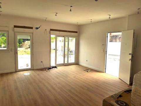 Moradia de R/Chão T2+1 c/ 790m² (Terraço/Jardim/Quintal) - Vila Nova de Gaia