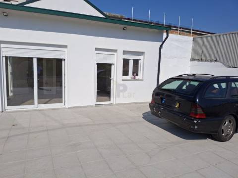 Moradia de R/Chão T2+1 c/ 790m² (Terraço/Jardim/Quintal) - Vila Nova de Gaia