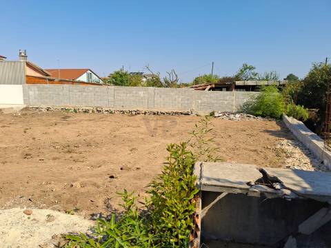 Moradia de R/Chão T2+1 c/ 790m² (Terraço/Jardim/Quintal) - Vila Nova de Gaia