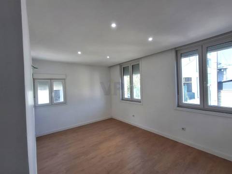 Moradia de R/Chão T2+1 c/ 790m² (Terraço/Jardim/Quintal) - Vila Nova de Gaia