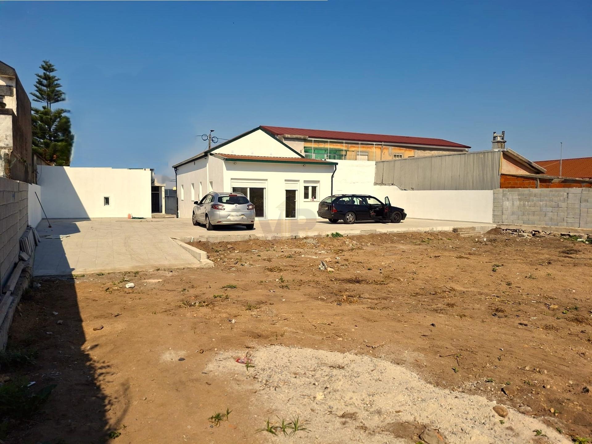 Moradia de R/Chão T2+1 c/ 790m² (Terraço/Jardim/Quintal) - Vila Nova de Gaia