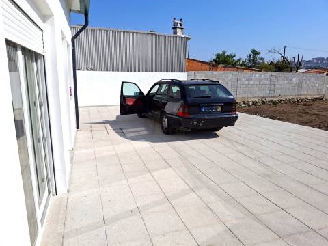 Moradia de R/Chão T2+1 c/ 790m² (Terraço/Jardim/Quintal) - Vila Nova de Gaia