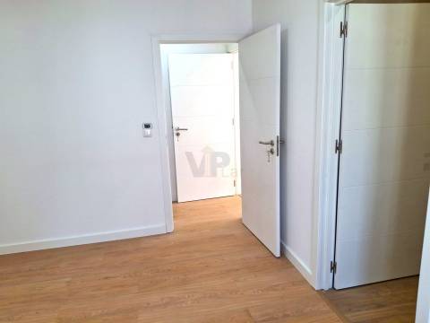 Moradia de R/Chão T2+1 c/ 790m² (Terraço/Jardim/Quintal) - Vila Nova de Gaia