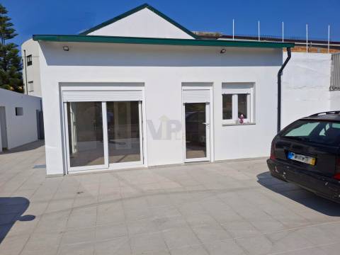 Moradia de R/Chão T2+1 c/ 790m² (Terraço/Jardim/Quintal) - Vila Nova de Gaia