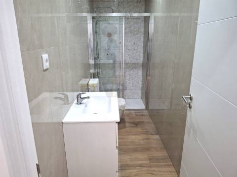 Moradia de R/Chão T2+1 c/ 790m² (Terraço/Jardim/Quintal) - Vila Nova de Gaia