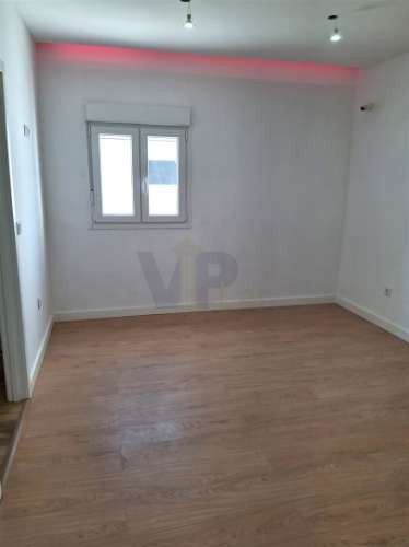 Moradia de R/Chão T2+1 c/ 790m² (Terraço/Jardim/Quintal) - Vila Nova de Gaia