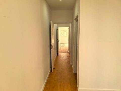 Moradia de R/Chão T2+1 c/ 790m² (Terraço/Jardim/Quintal) - Vila Nova de Gaia