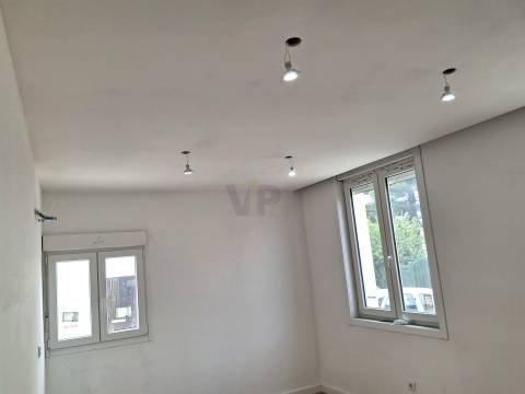 Moradia de R/Chão T2+1 c/ 790m² (Terraço/Jardim/Quintal) - Vila Nova de Gaia