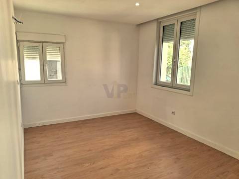 Moradia de R/Chão T2+1 c/ 790m² (Terraço/Jardim/Quintal) - Vila Nova de Gaia