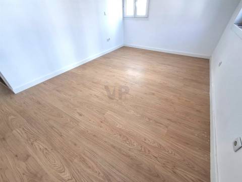 Moradia de R/Chão T2+1 c/ 790m² (Terraço/Jardim/Quintal) - Vila Nova de Gaia