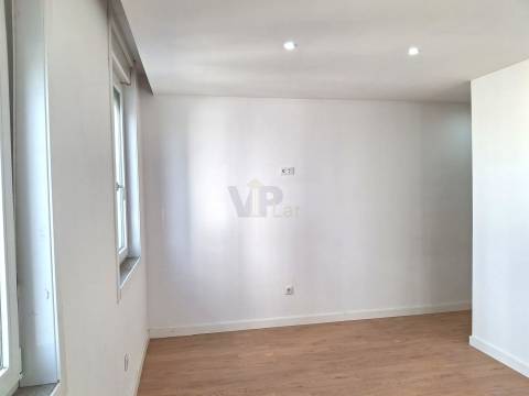 Moradia de R/Chão T2+1 c/ 790m² (Terraço/Jardim/Quintal) - Vila Nova de Gaia