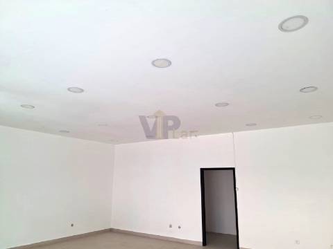 Loja c/ montra à Av. Principal, no Alto da Maia - Águas Santas