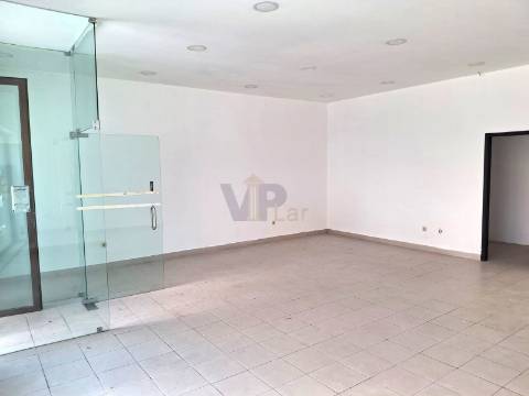 Loja c/ montra à Av. Principal, no Alto da Maia - Águas Santas