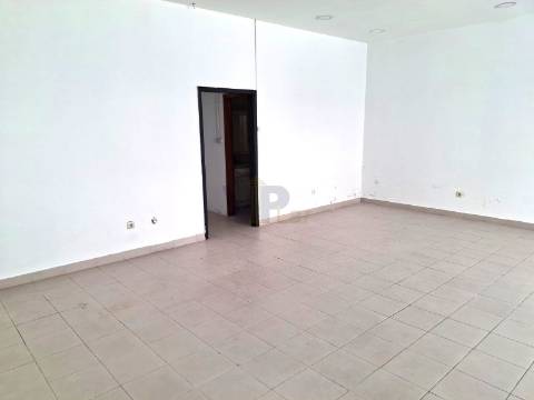 Loja c/ montra à Av. Principal, no Alto da Maia - Águas Santas