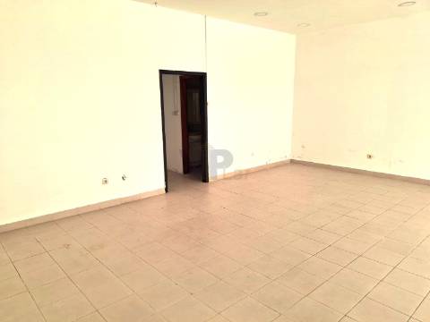 Loja c/ montra à Av. Principal, no Alto da Maia - Águas Santas