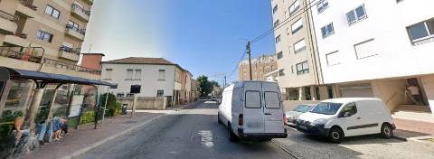 Loja c/ montra à Av. Principal, no Alto da Maia - Águas Santas