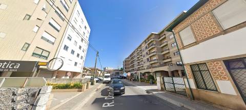 Loja c/ montra à Av. Principal, no Alto da Maia - Águas Santas