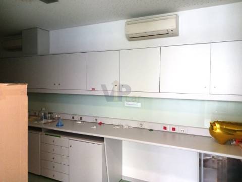 Loja + Escritórios c/ 425m² - Porto (à Circunvalação)