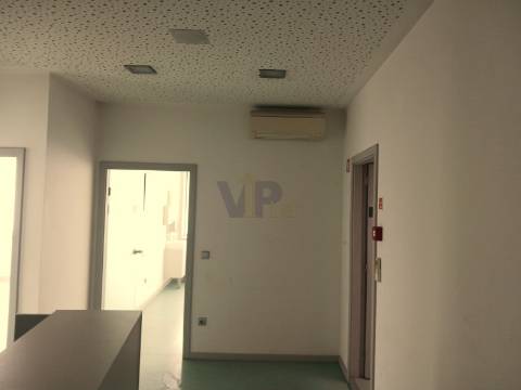 Loja + Escritórios c/ 425m² - Porto (à Circunvalação)