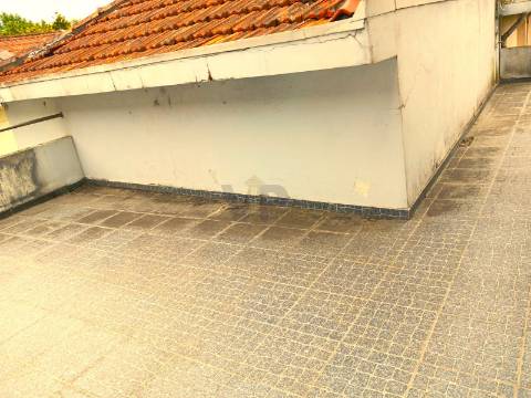 Loja + Escritórios c/ 425m² - Porto (à Circunvalação)