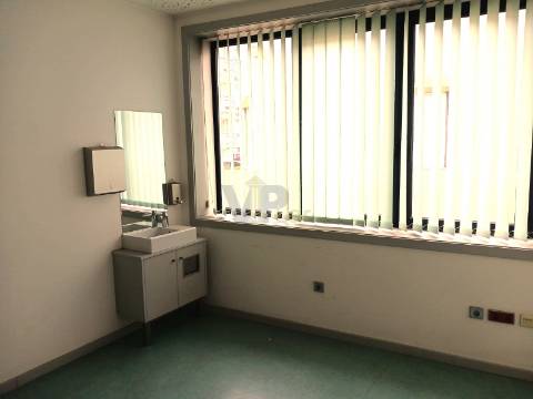 Loja + Escritórios c/ 425m² - Porto (à Circunvalação)