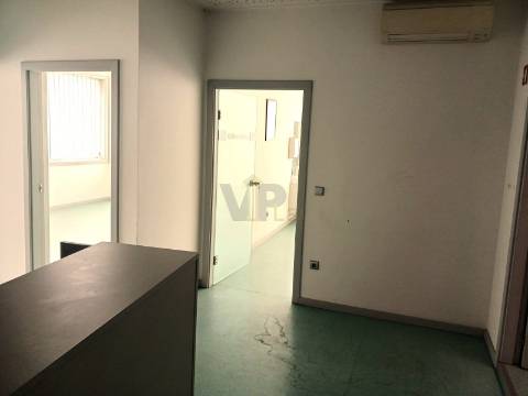 Loja + Escritórios c/ 425m² - Porto (à Circunvalação)
