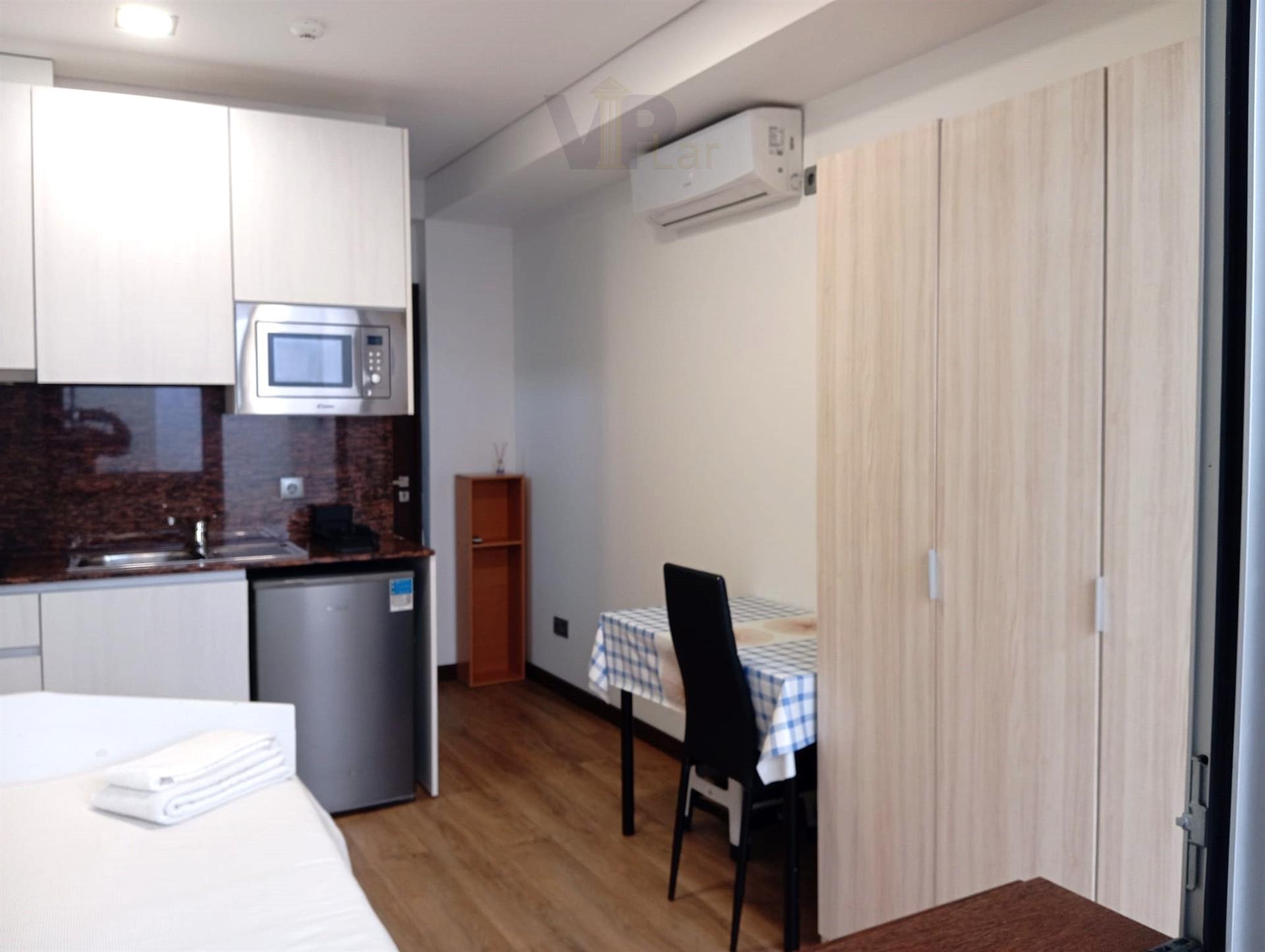 T0 c/ Terraço - Ao H.S. João / Pólo Universitário (despesas incluídas)