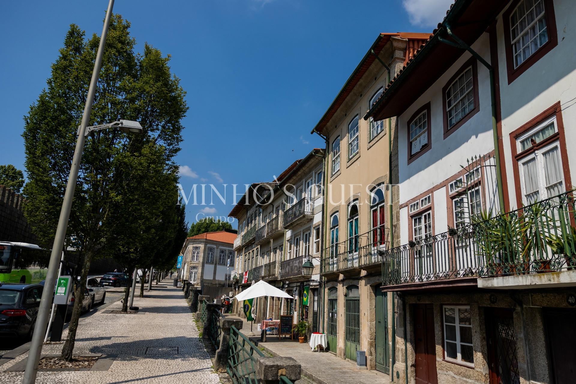 Prédio c/ 3 andares + 1 e Logradouro - Centro Histórico Guimarães