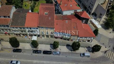 Prédio c/ 3 andares + 1 e Logradouro - Centro Histórico Guimarães