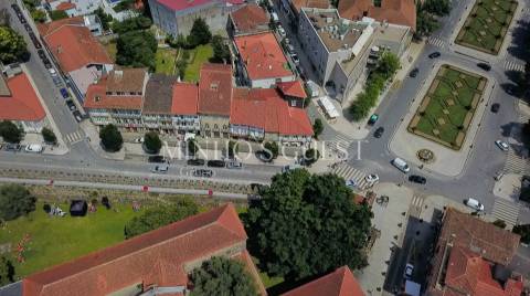 Prédio c/ 3 andares + 1 e Logradouro - Centro Histórico Guimarães