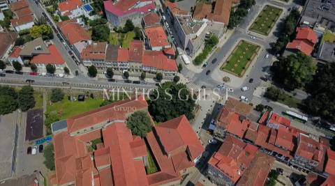 Prédio c/ 3 andares + 1 e Logradouro - Centro Histórico Guimarães