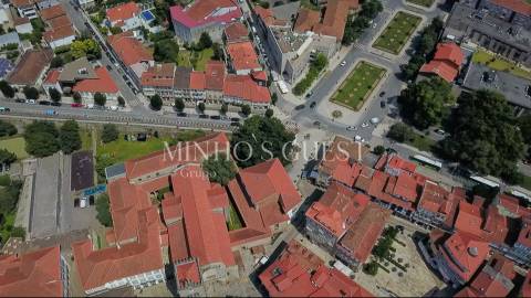 Prédio c/ 3 andares + 1 e Logradouro - Centro Histórico Guimarães