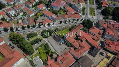 Prédio c/ 3 andares + 1 e Logradouro - Centro Histórico Guimarães