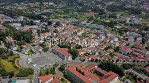 Prédio c/ 3 andares + 1 e Logradouro - Centro Histórico Guimarães