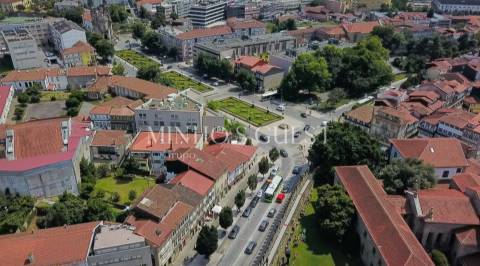 Prédio c/ 3 andares + 1 e Logradouro - Centro Histórico Guimarães