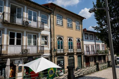 Prédio c/ 3 andares + 1 e Logradouro - Centro Histórico Guimarães