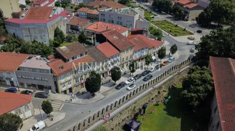 Prédio c/ 3 andares + 1 e Logradouro - Centro Histórico Guimarães