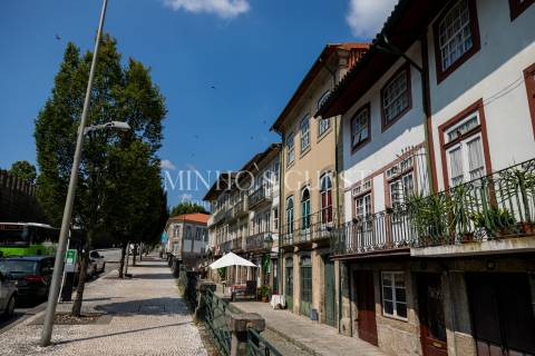 Prédio c/ 3 andares + 1 e Logradouro - Centro Histórico Guimarães