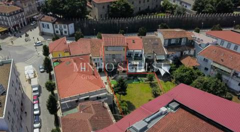 Prédio c/ 3 andares + 1 e Logradouro - Centro Histórico Guimarães
