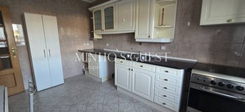 Moradia V4 Individual inserida em lote de 1800m2 - Nogueira, Braga