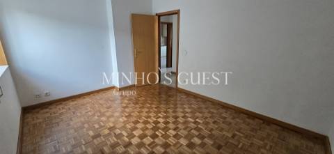 Moradia V4 Individual inserida em lote de 1800m2 - Nogueira, Braga