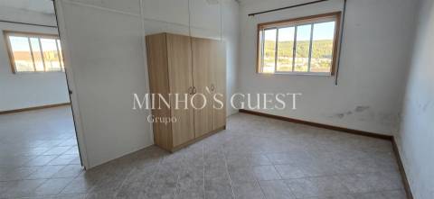 Moradia V4 Individual inserida em lote de 1800m2 - Nogueira, Braga