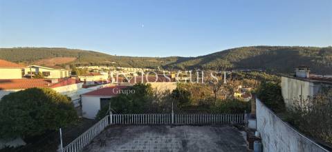 Moradia V4 Individual inserida em lote de 1800m2 - Nogueira, Braga