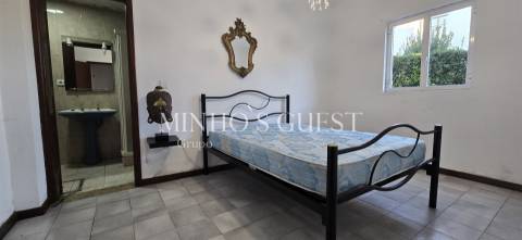 Moradia V4 Individual inserida em lote de 1800m2 - Nogueira, Braga