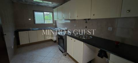 Moradia V4 Individual inserida em lote de 1800m2 - Nogueira, Braga