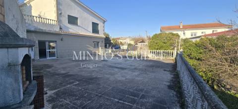 Moradia V4 Individual inserida em lote de 1800m2 - Nogueira, Braga